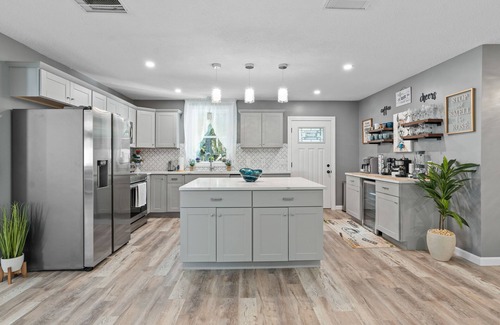 Kingston Maison | Private NEWLY Renovated 4 BED Family Friendly Home near URI, Beaches, Weddings..