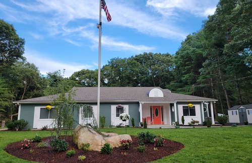 Kingston Maison | Private NEWLY Renovated 4 BED Family Friendly Home near URI, Beaches, Weddings..
