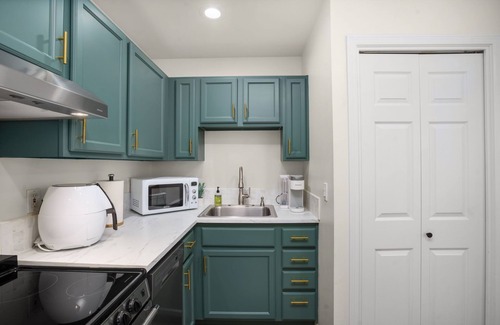Crestwood Appartement | Private Newly Renovated modern loft studio with Free Parking, AC/Heat and WiFi