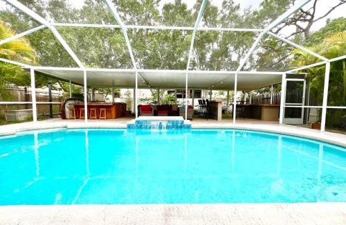 Town 'n' Country Maison | Private Oasis Retreat Heated Pool Hot Tub Beaches