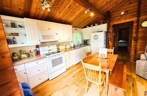 Anne's Land Cabine | Private, Ocean View Cottage, 5 Mins - Cavendish, large deck, A/C, Wifi, Sleeps 6