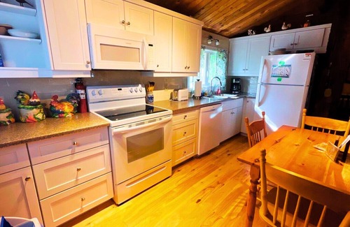 Anne's Land Cabine | Private, Ocean View Cottage, 5 Mins - Cavendish, large deck, A/C, Wifi, Sleeps 6