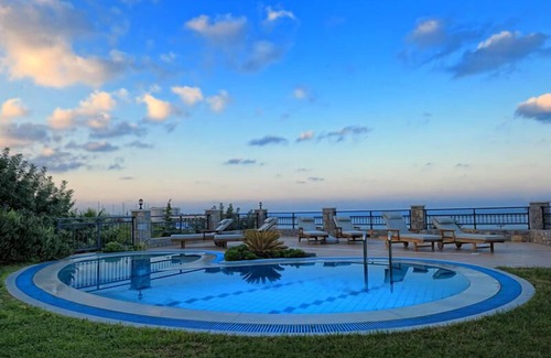 Koutouloufari Villa | Paradis privé avec piscine chauffée et vue panoramique sur la mer à couper le souffle