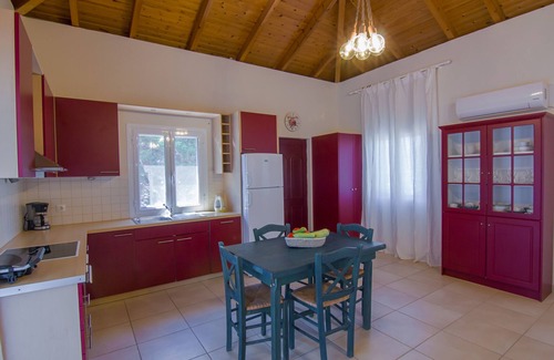 Lixouri Villa | Paradis privé. Piscine privée + beau jardin. 1 min à pied de la plage