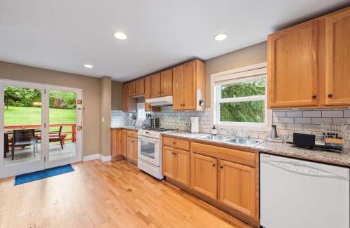 Mercer Island Maison | Private park in a cozy home next to I-90 huge yard
