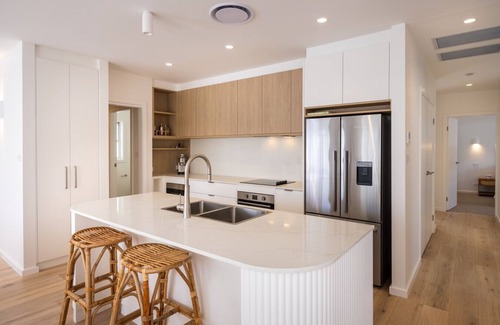 Anna Bay Villa | *NEW* Plunge Pool, Walk to Beach, Olas Villa 1