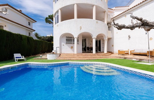 Miami Platja Villa | Piscine Privée · Barbecue · Wi-Fi · M308-086 VILLA POMER