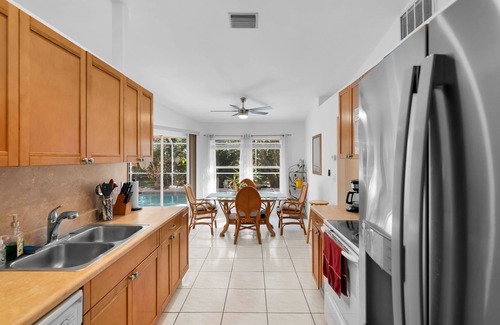 Caloosahatchee Maison | Private Pool Home in Cape Coral with Mini Golf & Relaxing Lanai