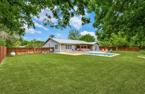 Johnson City Maison | Private Pool & Hot Tub! Charming Hill Country Home Minutes to Wineries/Shops!