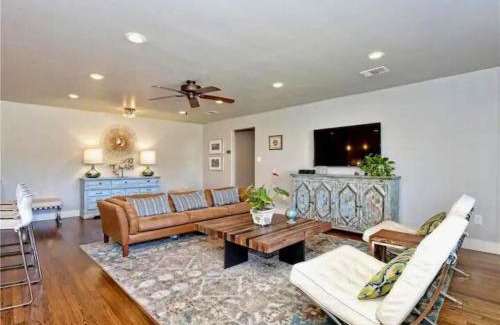 Johnson City Maison | Private Pool & Hot Tub! Charming Hill Country Home Minutes to Wineries/Shops!
