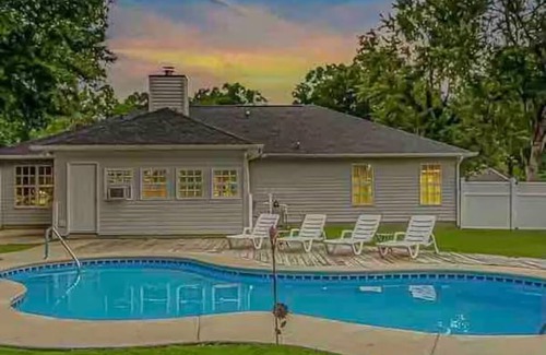 Surfside Beach Maison | Private pool lakefront estate in fantastic Myrtle Beach