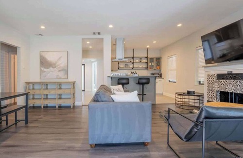 Victoria Park Maison | Luxury 4BR Townhouse Sleeps 8 + Parking
