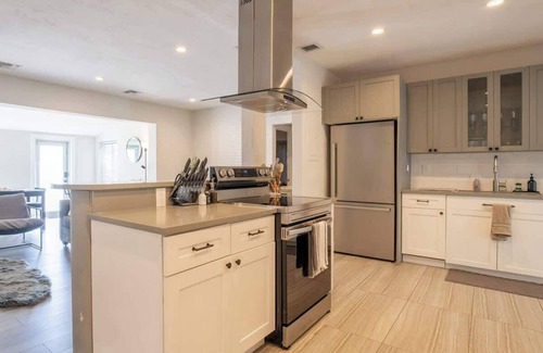 Victoria Park Maison | Luxury 4BR Townhouse Sleeps 8 + Parking