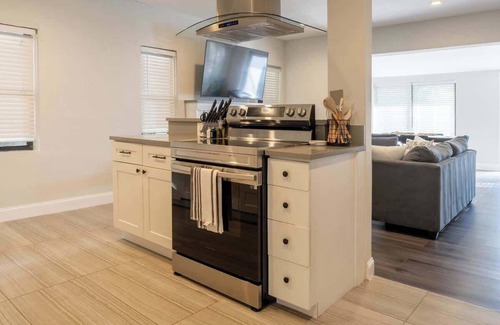 Victoria Park Maison | Luxury 4BR Townhouse Sleeps 8 + Parking