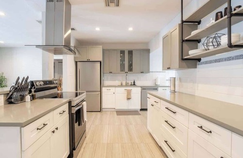 Victoria Park Maison | Luxury 4BR Townhouse Sleeps 8 + Parking