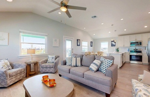 Port Aransas Maison | Private Pool, Pet Friendly, Parking for 4