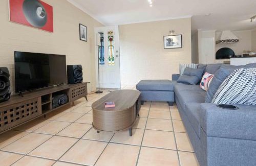 New Farm Maison | Private Relaxing City Retreat & Garage - Sleeps 6
