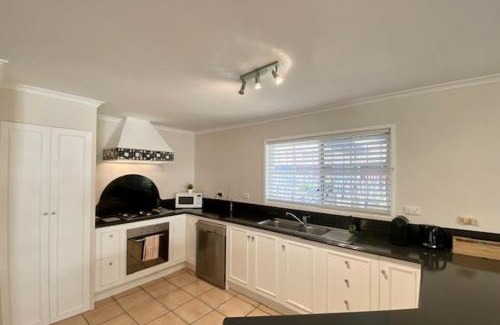 New Farm Maison | Private Relaxing City Retreat & Garage - Sleeps 6
