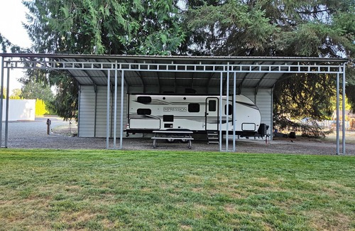 Buckley Maison | Private, relaxing space 5 min to Bonney Lake or Buckley. Family & pet-friendly!