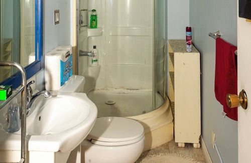 Abbotsford Maison | Private Retreat Entire Suite - B&B- J1