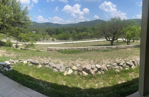 Leakey Maison | Private river access! Quiet, nPeaceful.sleeps 6. amazing views.