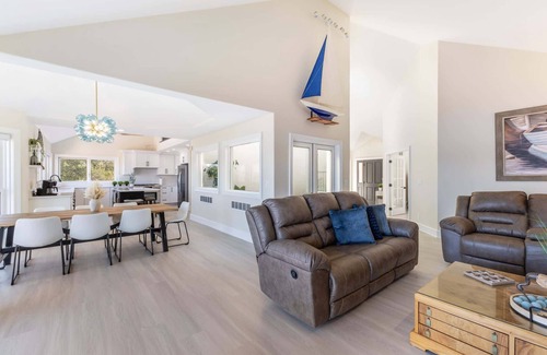 Mays Landing Maison | Private Riverside Retreat | Dock, BBQ & Game Room