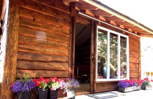 Alberta Cabine | Private Romantic Retreat in our Cozy Rustic Cabin