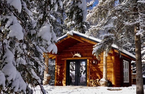 Alberta Cabine | Private Romantic Retreat in our Cozy Rustic Cabin