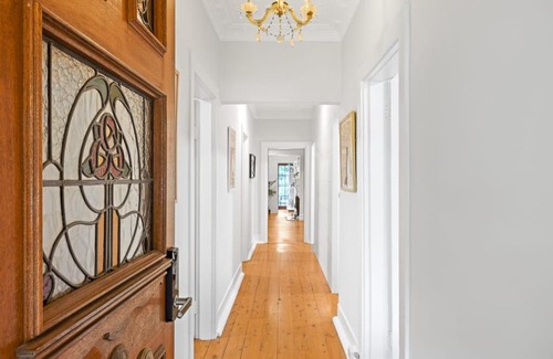 Gordon Maison | Private Room in Gordon near Train & Bus - Sleeps 2