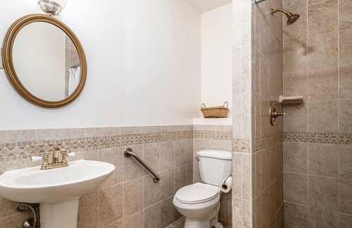 Lancaster Maison | Private Room in Grand Estate w/ Separate Entrance