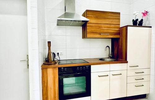 Liesing Appartement | Private Room; Just 11 Min Walk to Atzgersdorf Park