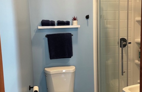West Creek Lit Et Petit-Déjeuner | Private Room w Full Bath near LBI Long Beach Island West Creek Tuckerton Venues