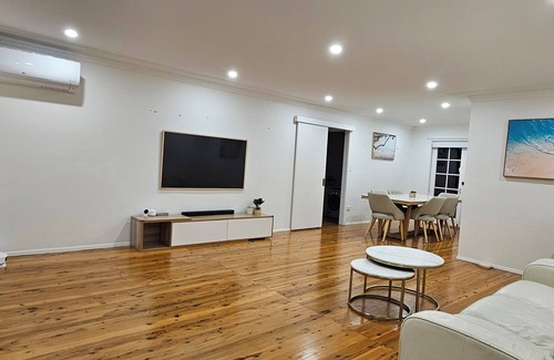 East Lindfield Maison | Private Room with shared bathroom