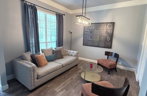Dreamhill Estates Maison | Private Room with Private Bathroom in Shared Home – Near Downtown & Hospital