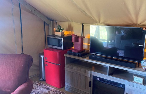 Miller Grove Location De VR | Private safari tent with ac/heat, Wifi and an exceptional view off a large deck.