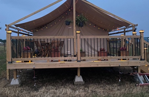 Miller Grove Location De VR | Private safari tent with ac/heat, Wifi and an exceptional view off a large deck.