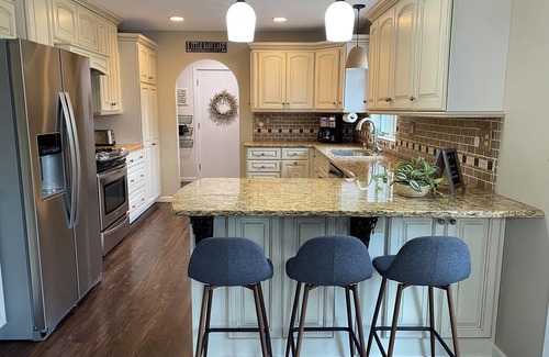 Grand Rapids Maison | Private sand beach, screen porch, spacious rooms, paddle boards and more!