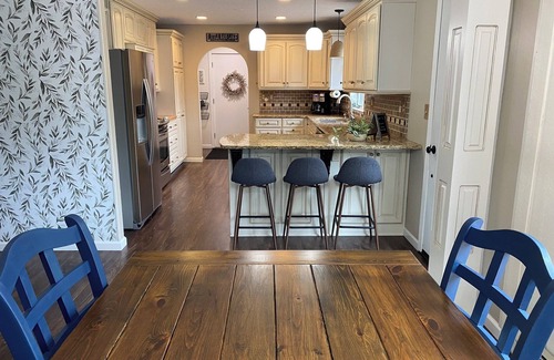 Grand Rapids Maison | Private sand beach, screen porch, spacious rooms, paddle boards and more!