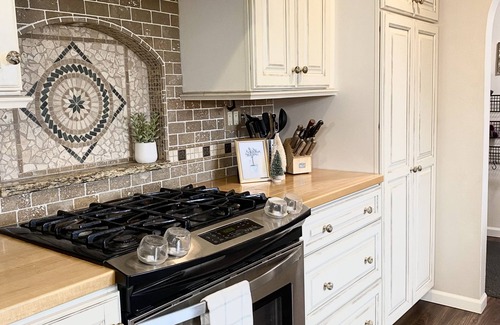 Grand Rapids Maison | Private sand beach, screen porch, spacious rooms, paddle boards and more!