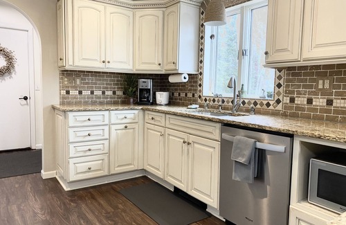 Grand Rapids Maison | Private sand beach, screen porch, spacious rooms, paddle boards and more!