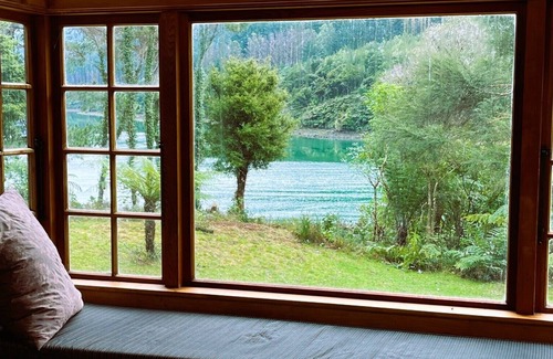 Saint Omer Maison | Private seaside cottage with boat only access.