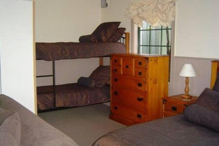 Ahuriri Flat Maison | Private seaside couples hideaway