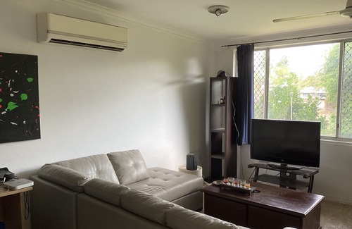 Gray Lit Et Petit-Déjeuner | Private, secure easy going room to move.