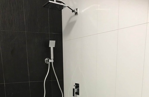Gray Lit Et Petit-Déjeuner | Private, secure easy going room to move.