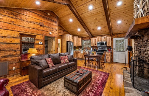 Townsend Cabine | Charming & Private Mountain Cabin Near the Park with Pool and Fitness Access