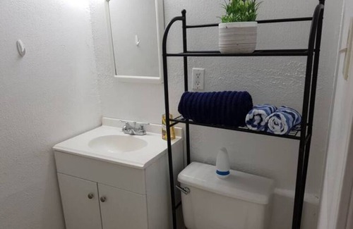 Brookhollow Appartement | Private studio apartment with full kitchen & bath