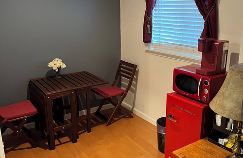 Chatsworth Maison | Private Studio with Front Door Parking in rustic neighborhood, close to Freeway.