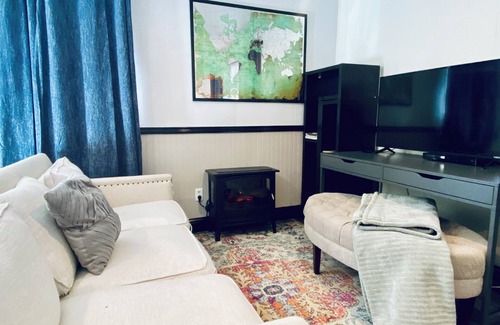 Lakewood Appartement | Private studio, huge walk-in shower, large windows, and lots of natural sunlight