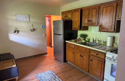 Marshall-Shadeland Appartement | Private Studio Wi-Fi & Streaming