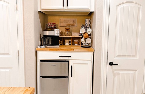 Melissa Appartement | Private Suburban Gem-1 Bdrm Suite w/ Kitchette & W/D